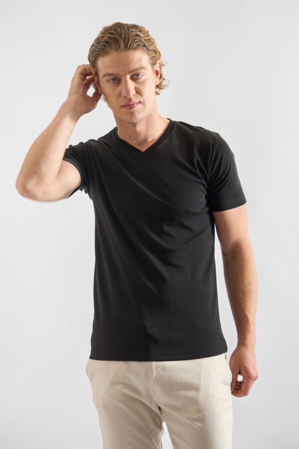 T-Shirt Cuello V Negro - Algodón Premium - Imagen 3